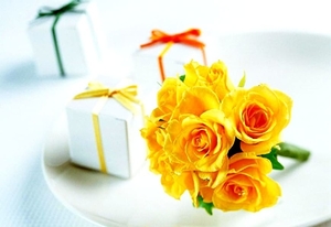 stilleven-gele-bloemen-roos-achtergrond
