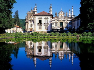 mateus-palace-portugal-reflectie-kanaal-achtergrond