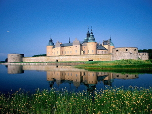 zweden-kasteel-reflectie-water-achtergrond