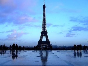 frankrijk-toren-wolken-reflectie-achtergrond