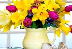 bloemen-stilleven-snijbloemen-gele-achtergrond