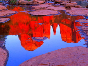 reflectie-rotsen-canyon-vallei-achtergrond