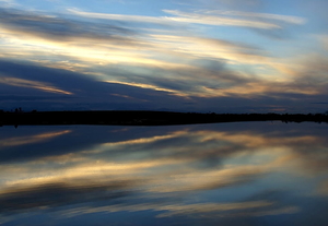 reflectie-voor-dubbele-monitoren-natuur-meer-achtergrond