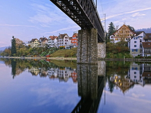 reflectie-zwitserland-brug-rivier-achtergrond