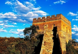 grote-muur-van-china-vesting-historische-plaats-wolken-achtergron