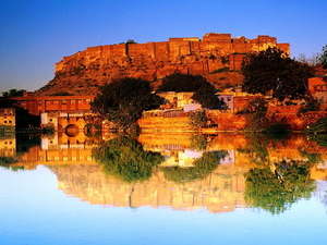 fort-mehrangarh-rotsen-reflectie-natuur-achtergrond