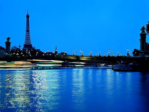 nacht-steden-blauwe-toren-reflectie-achtergrond