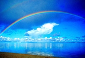 regenboog-natuur-blauwe-wolken-achtergrond