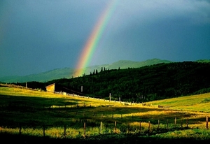 regenboog-natuur-groene-hoogland-achtergrond