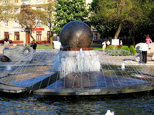 beeldhouwwerk-fontein-standbeeld-achtergrond