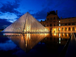 louvre-piramide-parijs-frankrijk-achtergrond