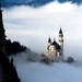 kasteel-mist-wolken-bergen-achtergrond