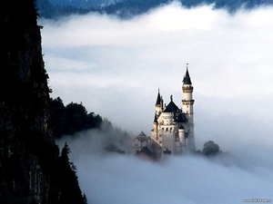 kasteel-mist-wolken-bergen-achtergrond