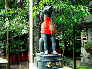 beeldhouwwerk-standbeeld-historische-plaats-monument-achtergrond