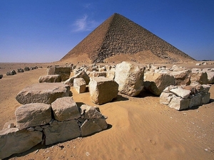 rode-piramide-van-snofroe-minshat-dahshur-egypte-achtergrond