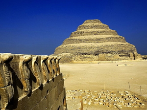 piramide-van-djoser-historische-plaats-saqqara-achtergrond