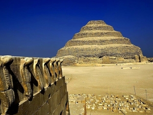 piramide-van-djoser-egypte-historische-plaats-achtergrond