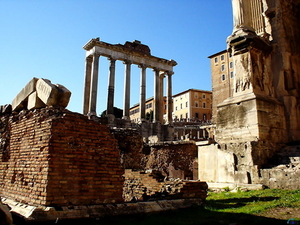 tempel-van-saturnus-forum-romanum-ruines-rome-achtergrond