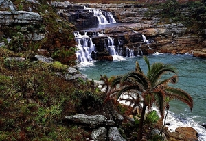 mkambati-natuurreservaat-zuid-afrika-waterval-achtergrond