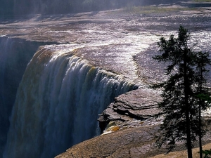 muzey-voyennoy-tekhniki-waterval-natuur-verchnjaja-pysjma-achterg