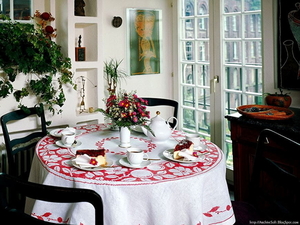 keuken-interieur-bloemen-kaars-venster-achtergrond