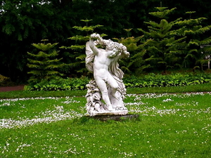 tuin-standbeeld-beeldhouwwerk-gazon-achtergrond
