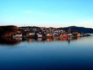noorwegen-blauwe-bergen-zee-achtergrond