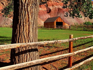 herfst-landschap-hek-houten-huis-achtergrond