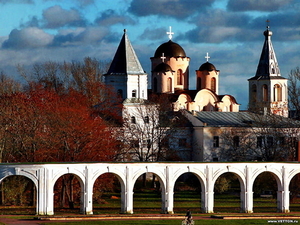 brug-veliki-novgorod-rusland-middeleeuwse-architectuur-achtergron
