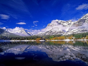 besneeuwde-bergen-reflectie-natuur-achtergrond (1)