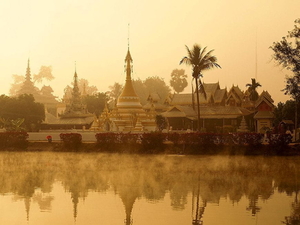 thailand-reflectie-meer-mist-achtergrond