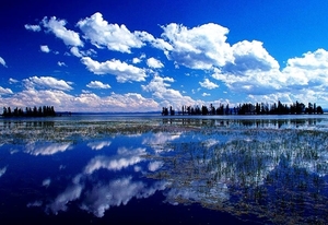 lucht-reflectie-wolken-natuur-achtergrond