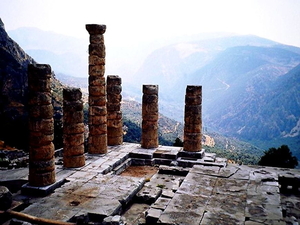 tempel-van-apollo-in-delphi-oudheid-griekenland-bergen-achtergron