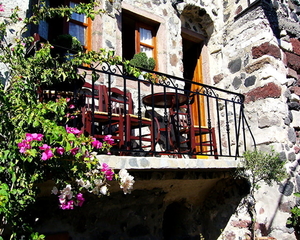 huis-balkon-bloemen-venster-achtergrond