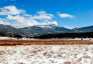 voor-dubbele-monitoren-bergen-sneeuw-wolken-achtergrond