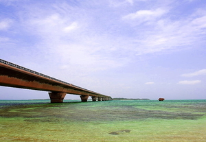 voor-dubbele-monitoren-brug-strand-zee-achtergrond