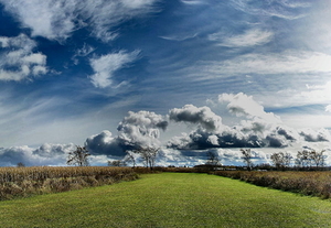 voor-dubbele-monitoren-wolken-natuur-veld-achtergrond