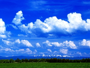 wolken-blauwe-natuur-groene-achtergrond
