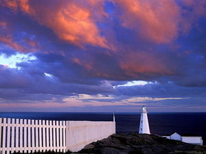 wolken-vuurtoren-horizon-blauwe-achtergrond