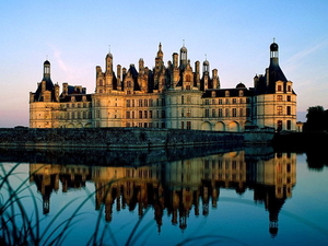kasteel-van-chambord-frankrijk-reflectie-achtergrond