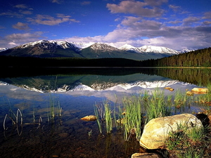 natuur-meer-bergen-reflectie-achtergrond