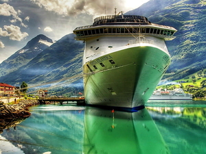 cruise-schip-bergen-groene-achtergrond