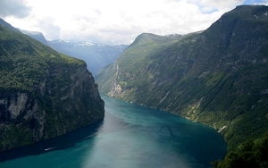 geiranger-geirangerfjord-canyon-noorwegen-achtergrond