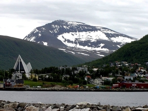 noorwegen-bergen-sneeuw-hoogland-achtergrond