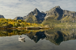 boat_with_autumny_mountains_at_digermulen__hinna_ya__norway__norw