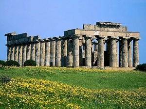 italie-oude-griekse-tempel-romeinse-architectuur-achtergrond
