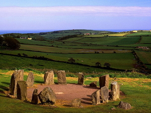 ierland-megaliet-veld-rotsen-achtergrond