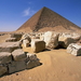 rode-piramide-van-snofroe-woestijn-minshat-dahshur-achtergrond