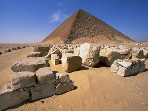 rode-piramide-van-snofroe-woestijn-minshat-dahshur-achtergrond