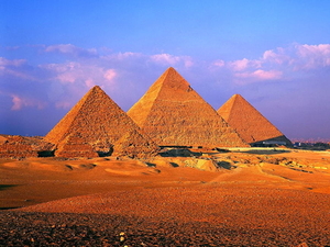 woestijn-de-piramides-van-gizeh-piramide-achtergrond